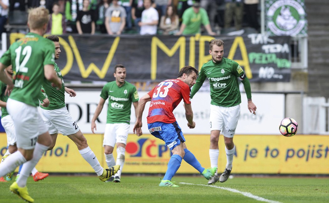 Andreas Ivanschitz právě za Plzeň zvyšuje na 2:0