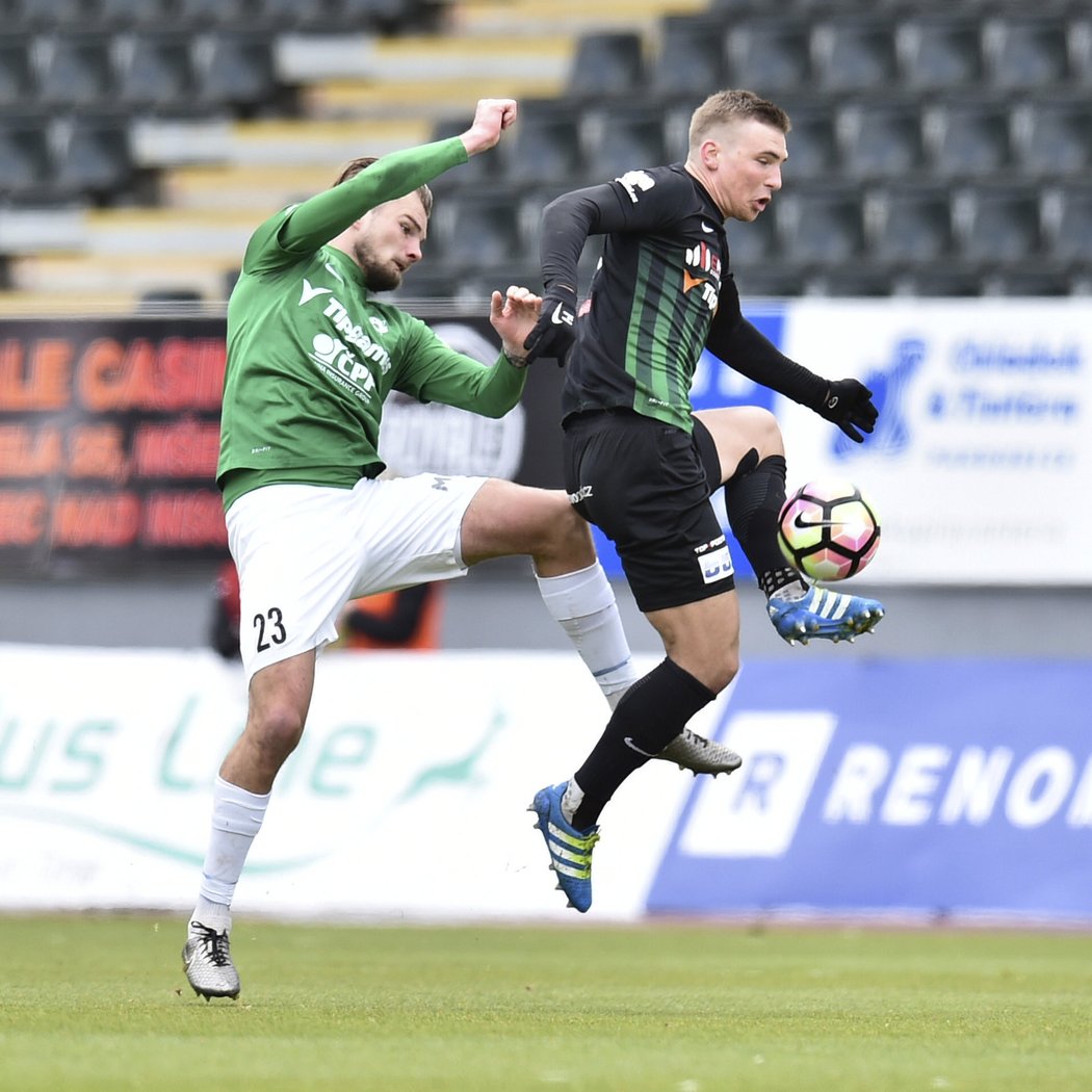 Vít Beneš z Jablonce a Zdeněk Linhart z Příbrami bojují o míč