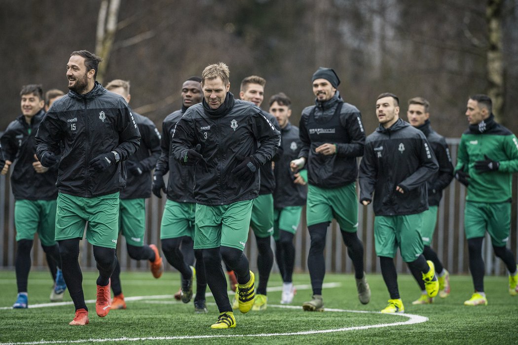 Hráči Jablonce vyklusávají během prvního tréninku po zahájení zimní přípravy