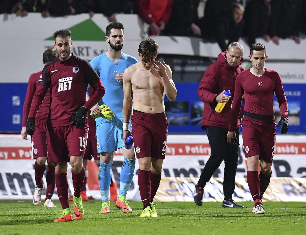 Zklamaní fotbalisté Sparty po prohře v Jablonci 1:3