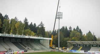 Stadion v Jablonci má nová světla. Rekonstrukce už byla potřeba