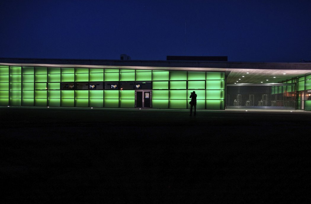 Budova, která v noci září zelenou barvou, nahradila kdysi vyhlášenou restauraci, kde se po desetiletí konaly plesy a společenské akce. To bude i hlavní účel nového zařízení.