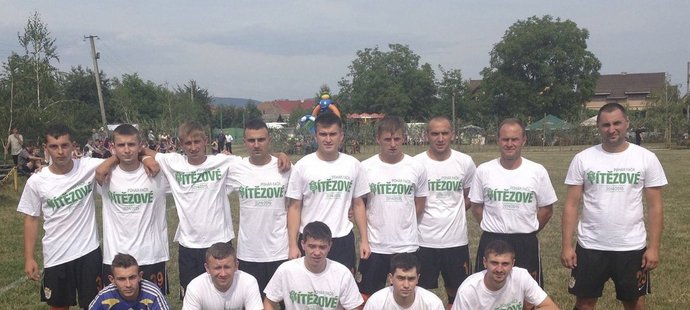 Nikdy nenošená trika pro jablonecké vítěze poháru nosí jeden z místních týmů na Ukrajině