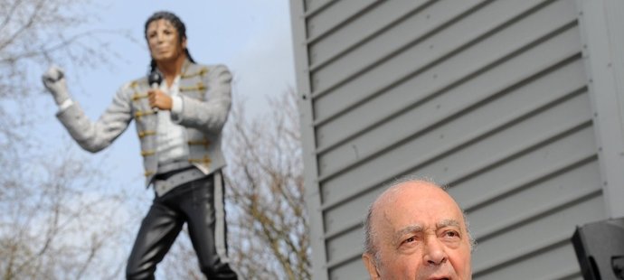Bývalý majitel Fulhamu Mohamed Al Fayed se sochou Michaela Jacksona