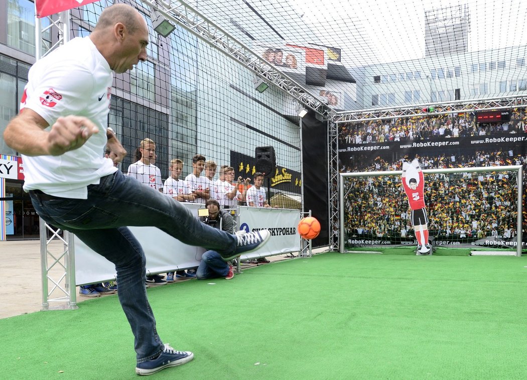 Bývalý kanonýr české reprezentace Jan Koller překonal robotického brankáře jen jednou ze třiceti pokusů