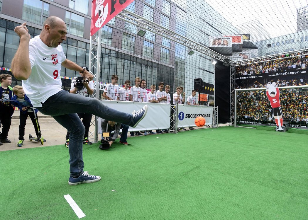 Jan Koller pálí na robotického brankáře, překonat ho je ale pořádně těžký úkol