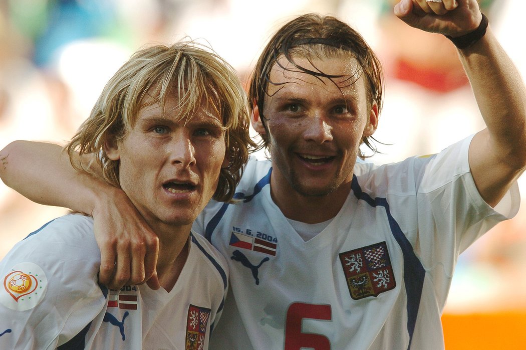 Dvě legendy v českém dresu! Pavel Nedvěd a Marek Jankulovski při vítězství nad Lotyšskem na EURO 2004.