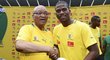 Zastřelený Senzo Meyiwa (vpravo) na snímku s jihoafrickým prezidentem Jacobem Zumou
