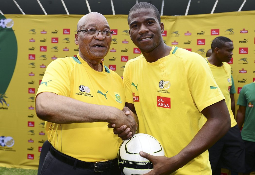 Zastřelený Senzo Meyiwa (vpravo) na snímku s jihoafrickým prezidentem Jacobem Zumou