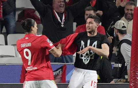 Roman Jaremčuk z Benfiky si po gólu na 2:2 do sítě Ajaxu vosmifinále Ligy mistrů sundal dres a ukázal tričko se státním znakem Ukrajiny