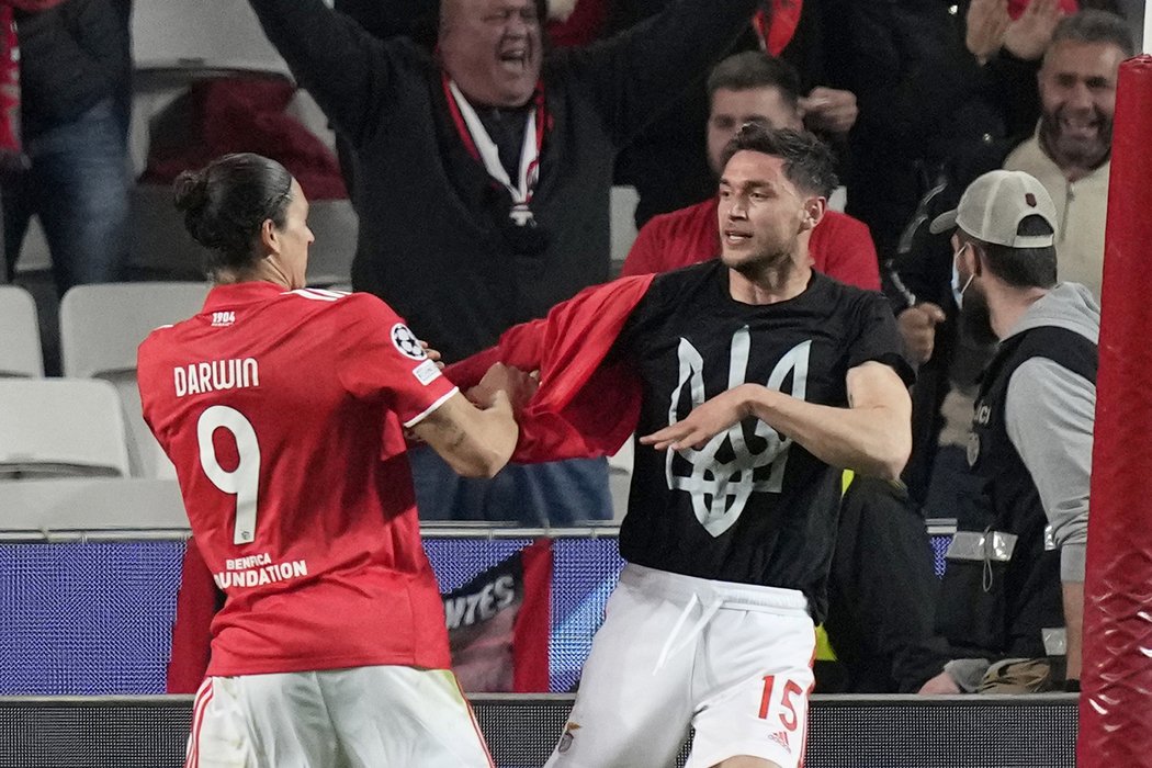 Roman Jaremčuk z Benfiky si po gólu na 2:2 do sítě Ajaxu vosmifinále Ligy mistrů sundal dres a ukázal tričko se státním znakem Ukrajiny