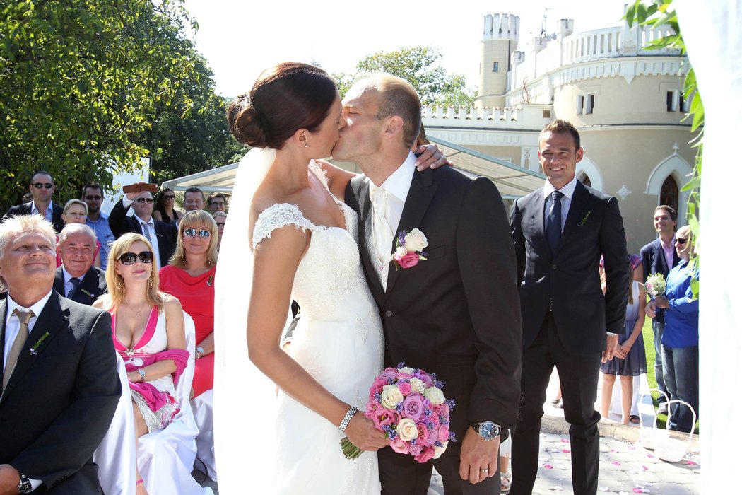 První novomanželská pusa Davida Jarolíma a jeho manželky Denisy.