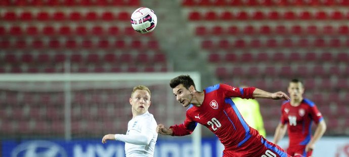 Český reprezentant Michal Trávník v souboji s Alexem Pitchardem