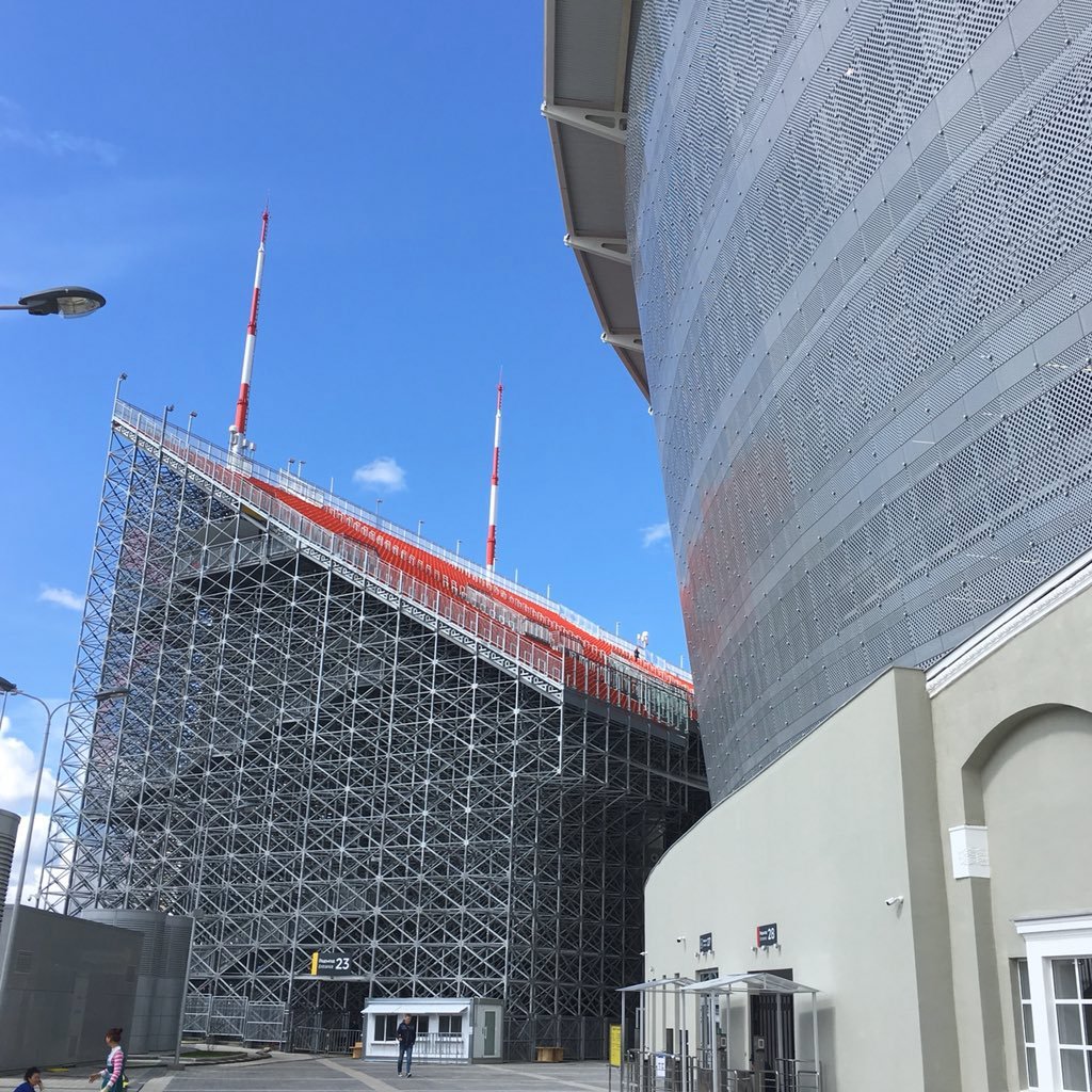 Pohled na extrémní tribunu v Jekatěrinburgu z boku