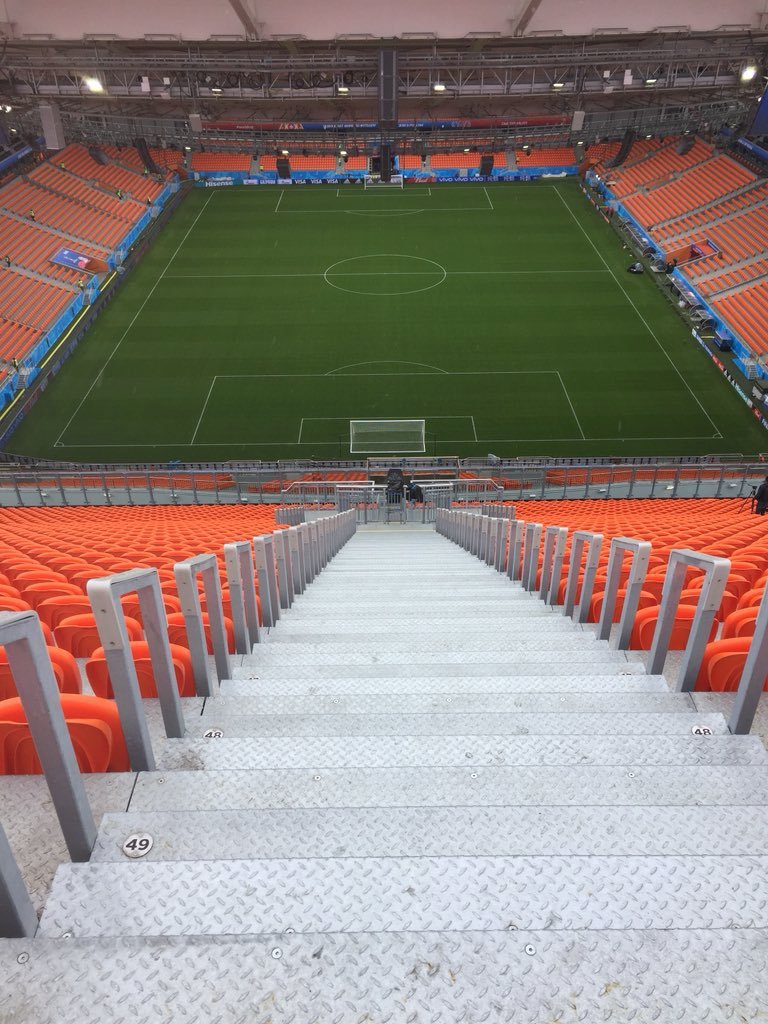 250 schodů a jste nahoře na dočasné tribuně na stadionu v Jekatěrinburgu