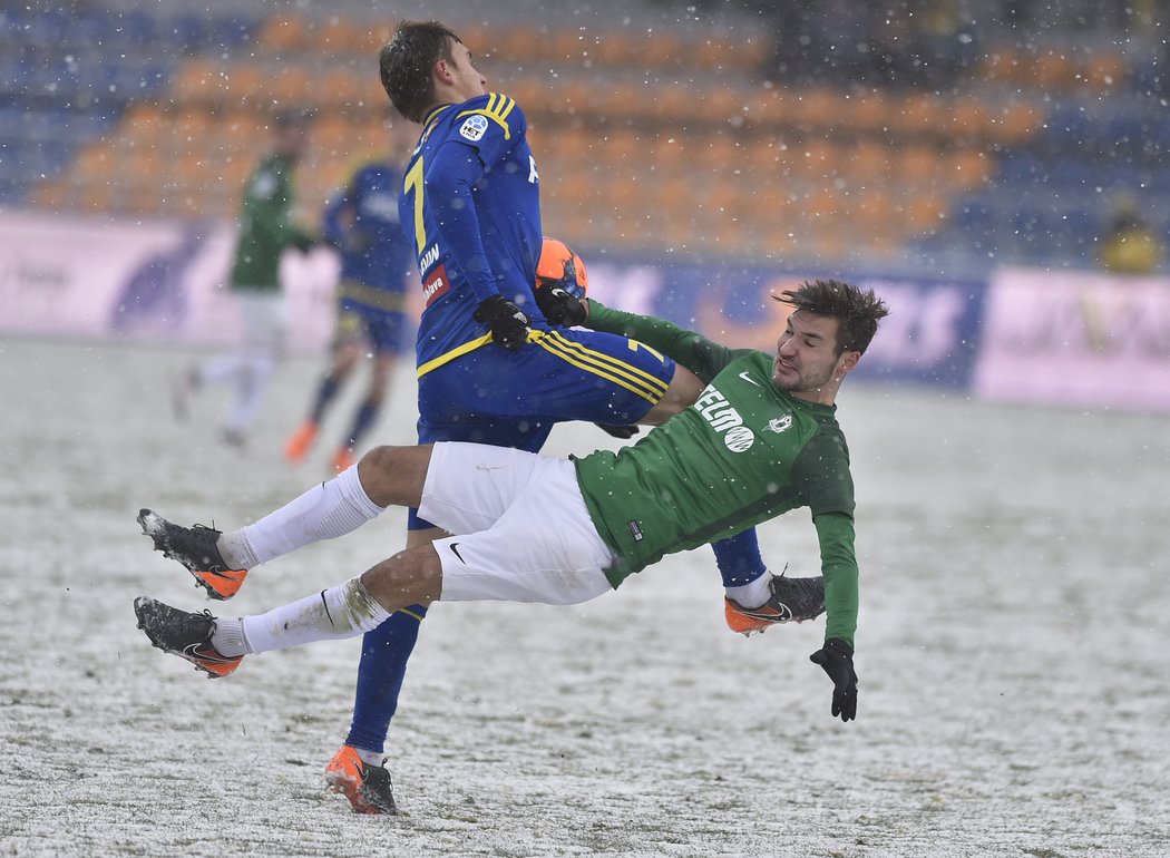 Jablonecký Michal Trávník padl na zem po souboji s Vladislavem Levinem z Jihlavy