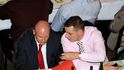 Jindřich Rajchl na valné hromadě fotbalového svazu po boku Ivana Haška
