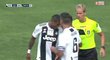 Douglas Costa z Juventusu se neudržel a protihráči dal hlavičku