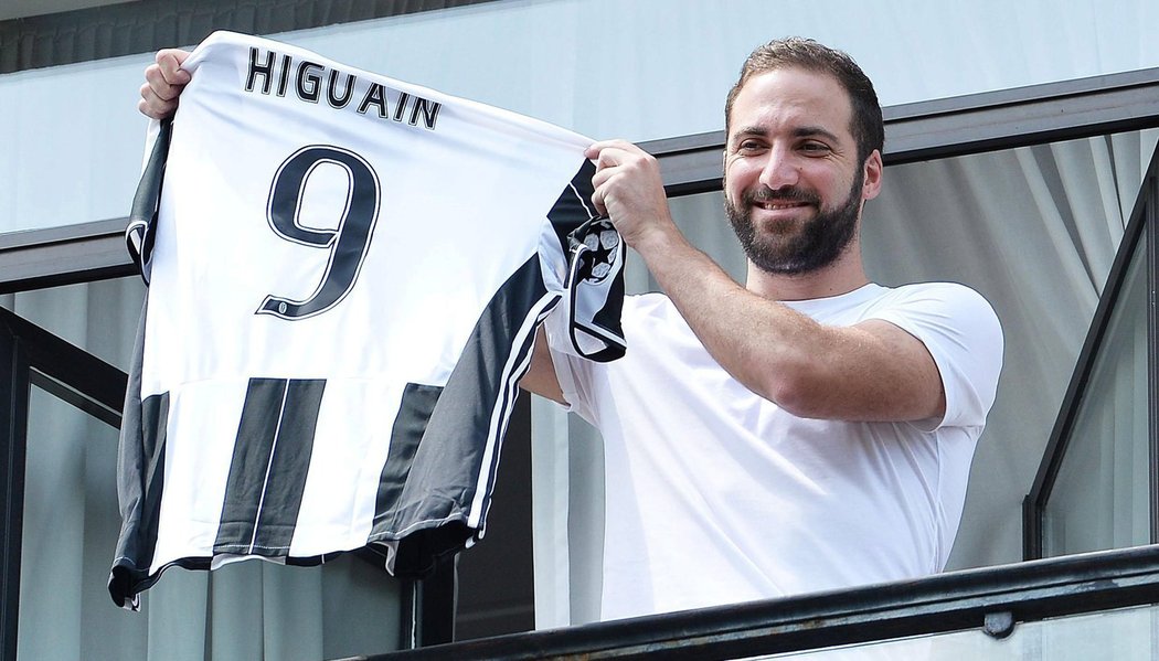 Útočník Gonzalo Higuaín ukazuje svůj dres, který bude nosit po přestupu do Juventusu