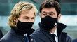 Členové vedení Juventusu Pavel Nedvěd a  Andrea Agnelli sledují zápas proti Parmě