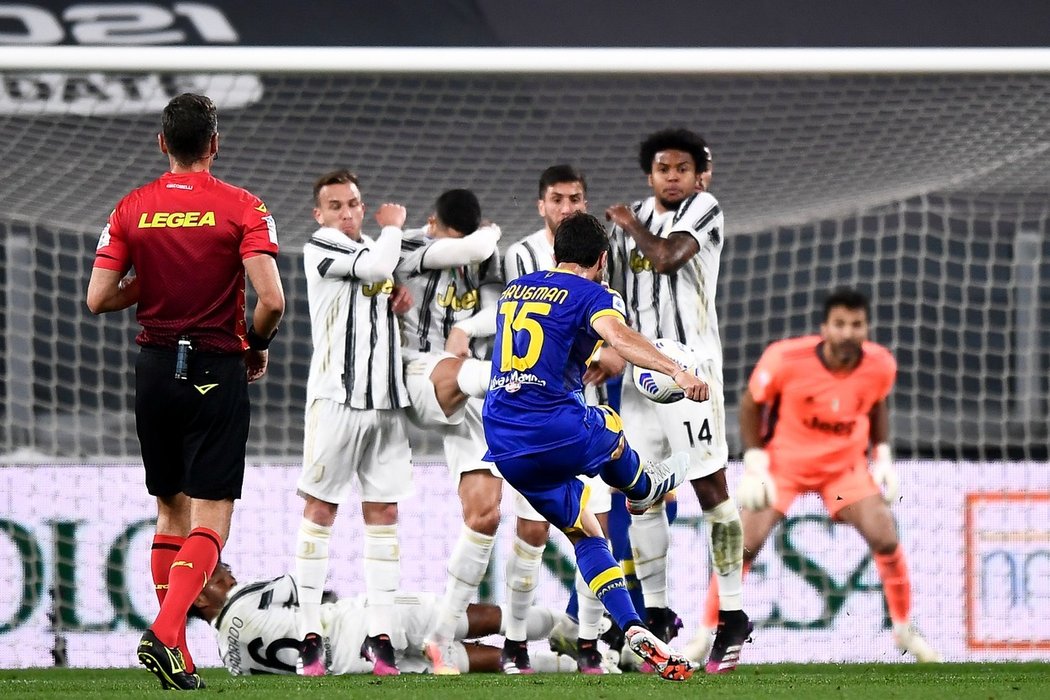 Cristiano Ronaldo ve zdi opět selhal. Zakryl si obličej a Parma skórovala.