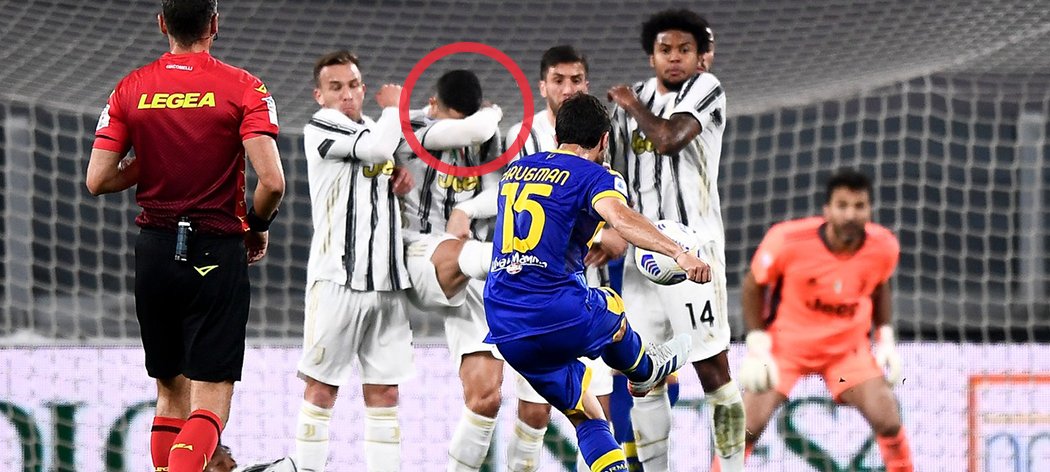 Cristiano Ronaldo ve zdi opět selhal. Zakryl si obličej a Parma skórovala.