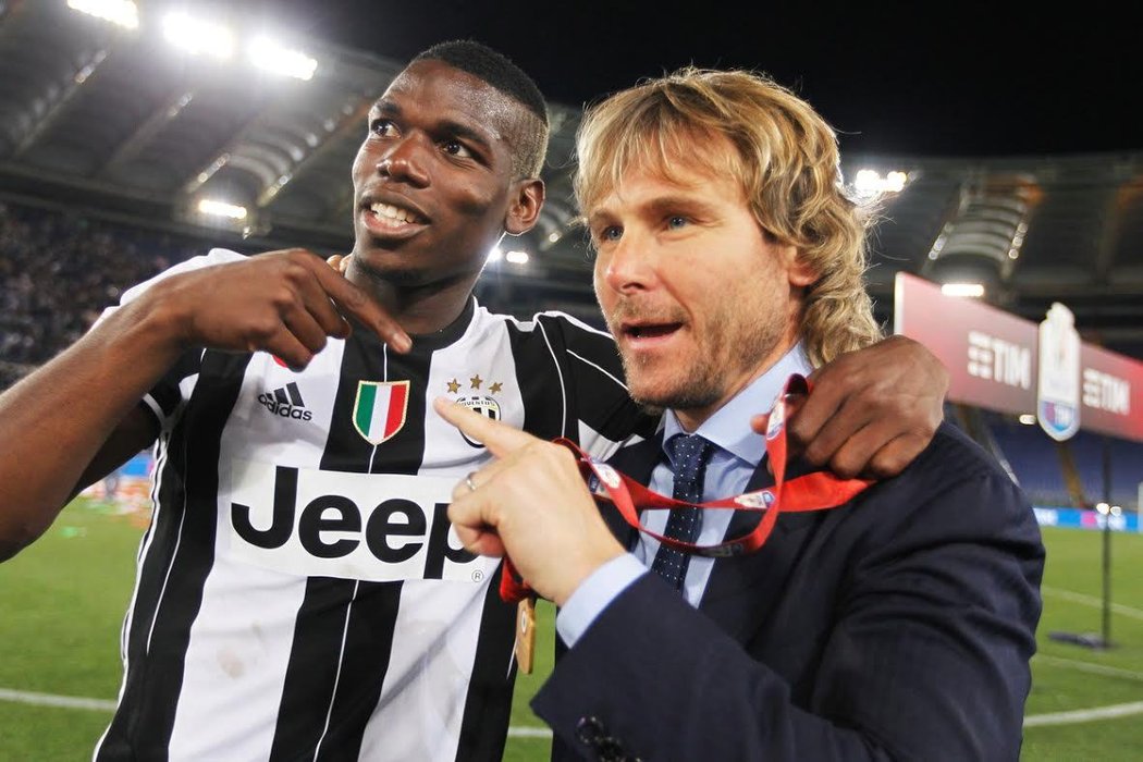 Paul Pogba jako hlavní hvězda Juventusu s klubovým viceprezidentem Pavlem Nedvědem