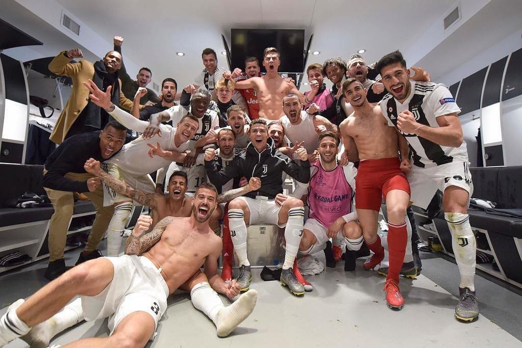 Postupové oslavy Juventusu v šatně. Uprostřed sedí král Cristiano Ronaldo.