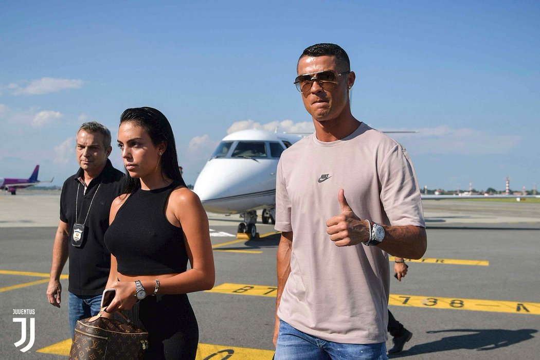 Cristiano Ronaldo se svojí partnerkou po příletu do Turína