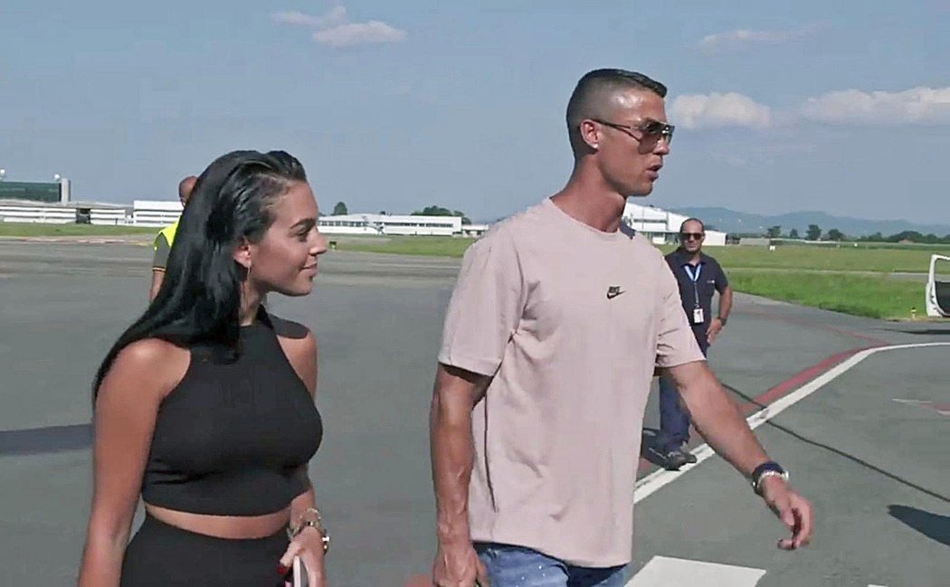 Cristiano Ronaldo se svojí partnerkou po příletu do Turína