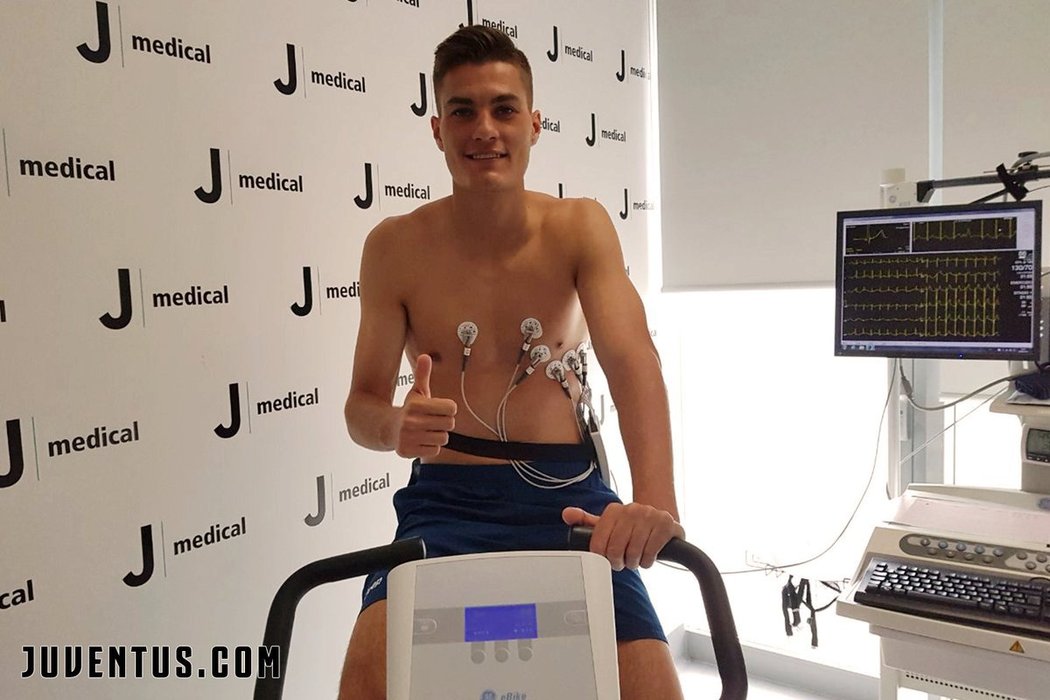 Patrik Schick při zdravotní prohlídce na klinice, která se nachází přímo na stadionu Juventusu