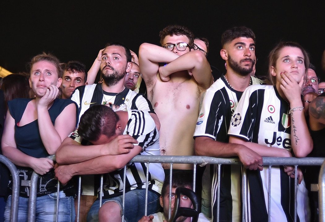 Zklamaní fanoušci Juventusu Turín sledují finále Ligy mistrů