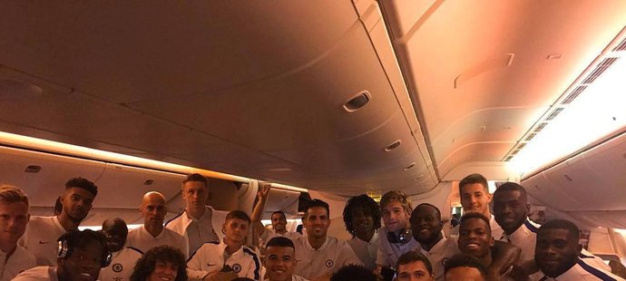 Fotbalisté Chelsea vyrazili do Číny, na palubě letadla nechyběl Tomáš Kalas (úplně vlevo)