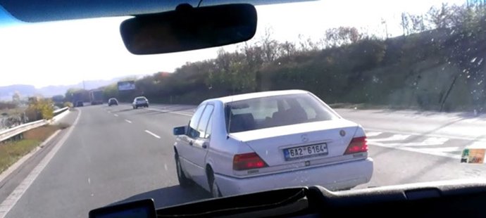 Vůz se členy štábu České televize ohrožovalo na dálnici bílé vozidlo.