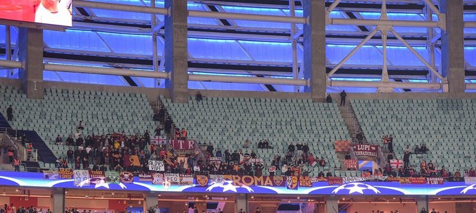 Fanoušci AS Řím svůj sektor na stadionu v Baku zdaleka nezaplnili