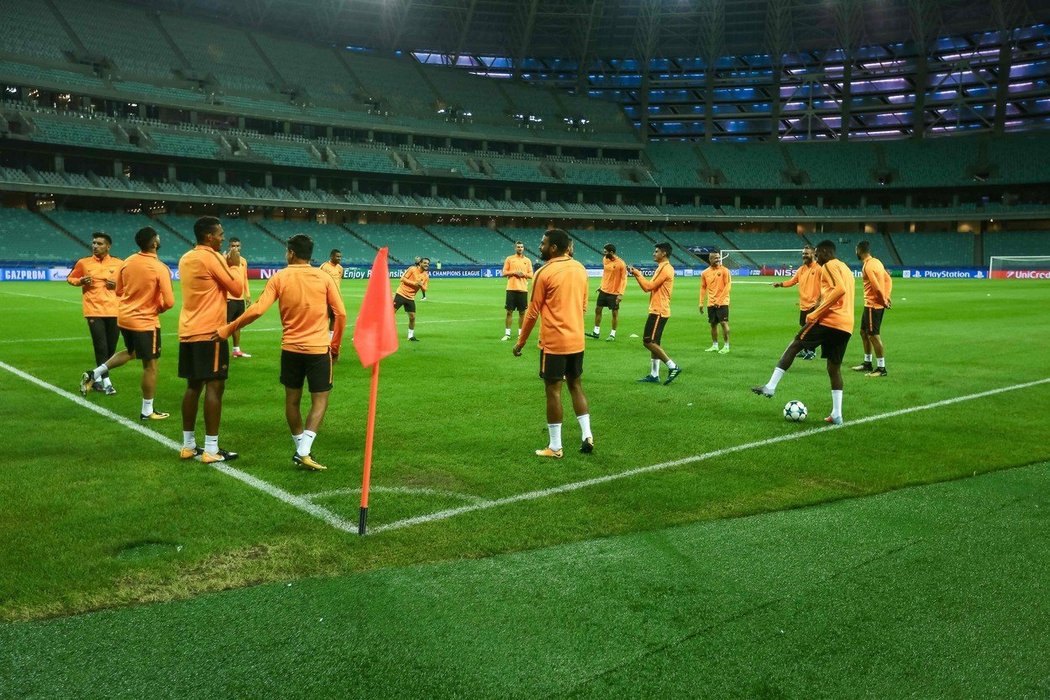 Fotbalisté AS Řím trénují na stadionu v Baku, kde hraje své domácí zápasy v Lize mistrů Karabach