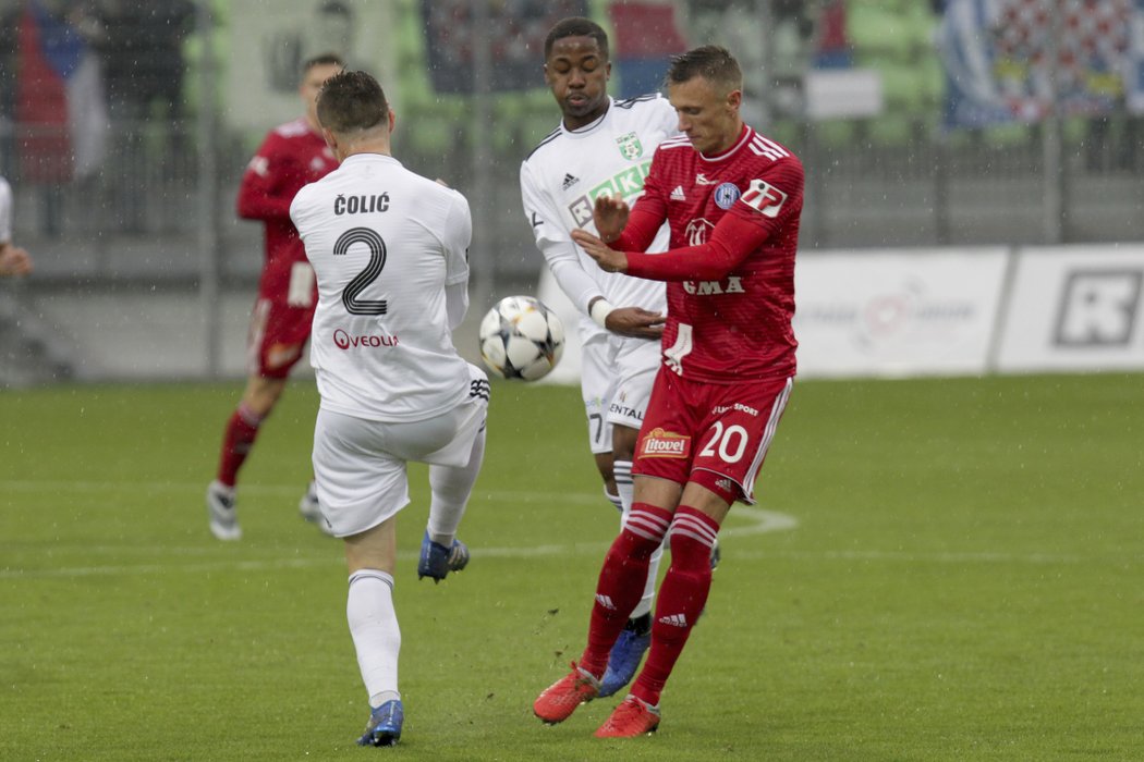 Souboj v utkání Karviná - Olomouc. Zleva Benjamin Čolič a Adriel D&#39;Avila Ba Loua (oba z Karviné), vpravo Šimon Falta z Olomouce.