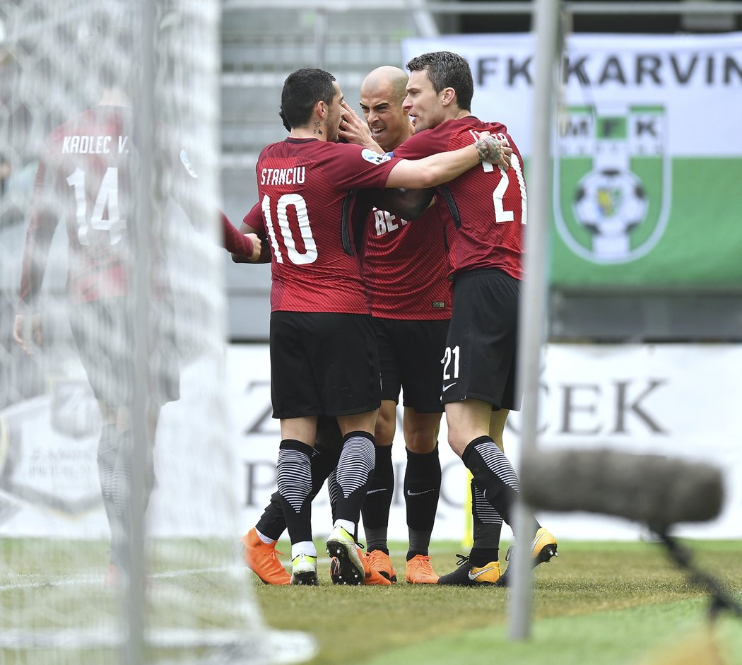 Radost fotbalistů Sparty po vedoucím gólu v Karviné