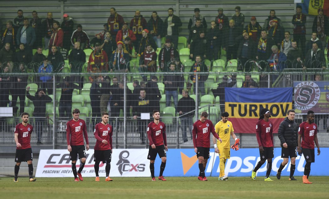 Zklamaní fotbalisté Sparty přišli pozdravit své fanoušky v Karviné