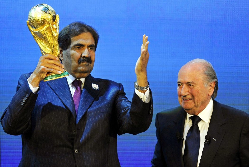 Katarský emír Tamím ibn Hamad al-Sání a někdejší prezident FIFA Sepp Blatter při společném setkání v roce 2010
