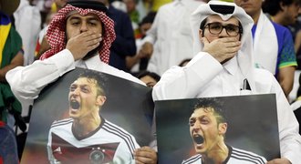 Katarská pomsta Němcům. Diváci ukázali Özila, ale reportér odhalil, že…