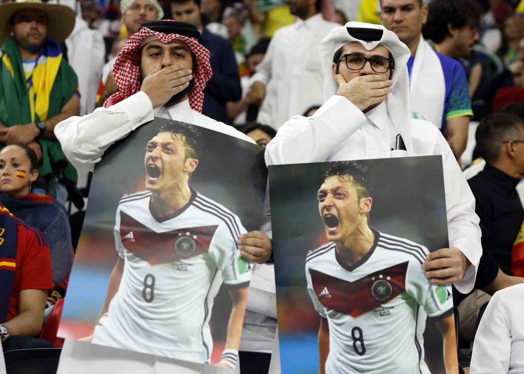 Protest fanoušků při utkání Německa proti Španělsku s podobiznami Mesuta Özila