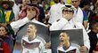 Protest fanoušků při utkání Německa proti Španělsku s podobiznami Mesuta Özila