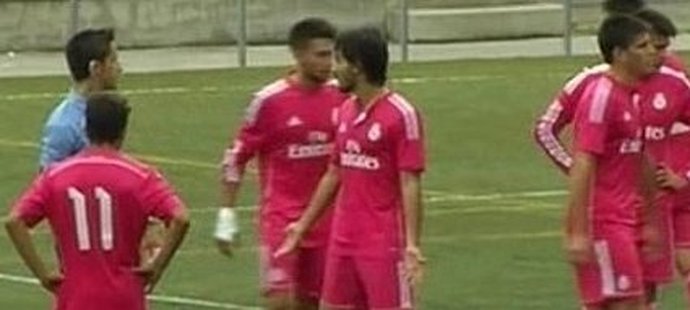 Mladí fotbalisté Realu Madrid po svém zápase obvinili sudího. Prý je celý zápas urážel a navíc je potopil vymyšlenou penaltou