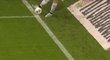 Detailní záběr kuriózního penaltového zákroku náhradníka Kielu