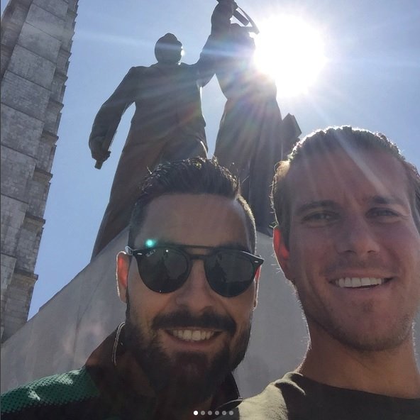 Erik Paartalu (vpravo) se spoluhráčem a jejich selfie u jednoho z památníků v KLDR
