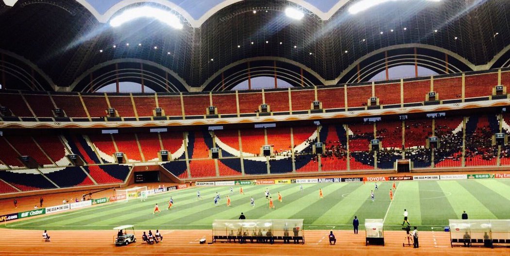 Na obří stadion v Pchojngjangu moc diváků nedorazilo