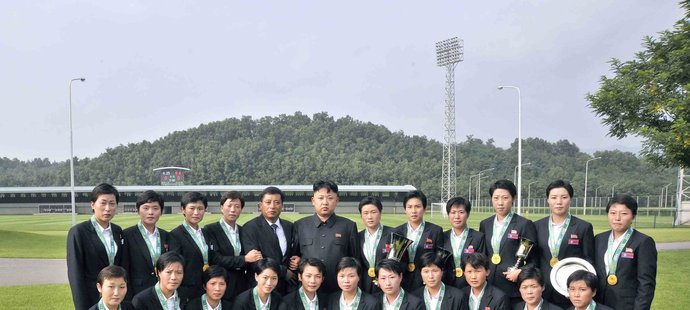 Severokorejský diktátor Kim Čong-un pózuje s hráčkami fotbalové reprezentace