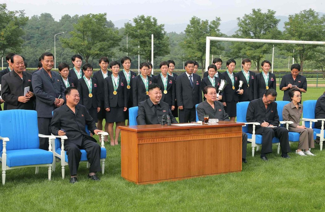 Kim Čong-un sleduje lukostřelecké závody