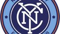 Logo klubu New York City FC. Kromě Manchesteru a New Yorku ovládá The City Football Group také další fotbalové kluby: australský Melbourne City, japonský Jokohama Marinos, Atletico Torque z Uruguaje nebo španělský klub Girona FC či čínský Sičuan Jiunju.